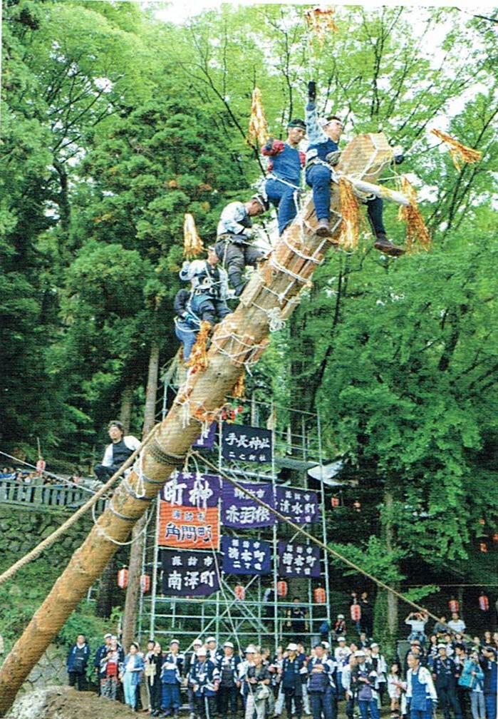 手長神社の御柱祭の様子